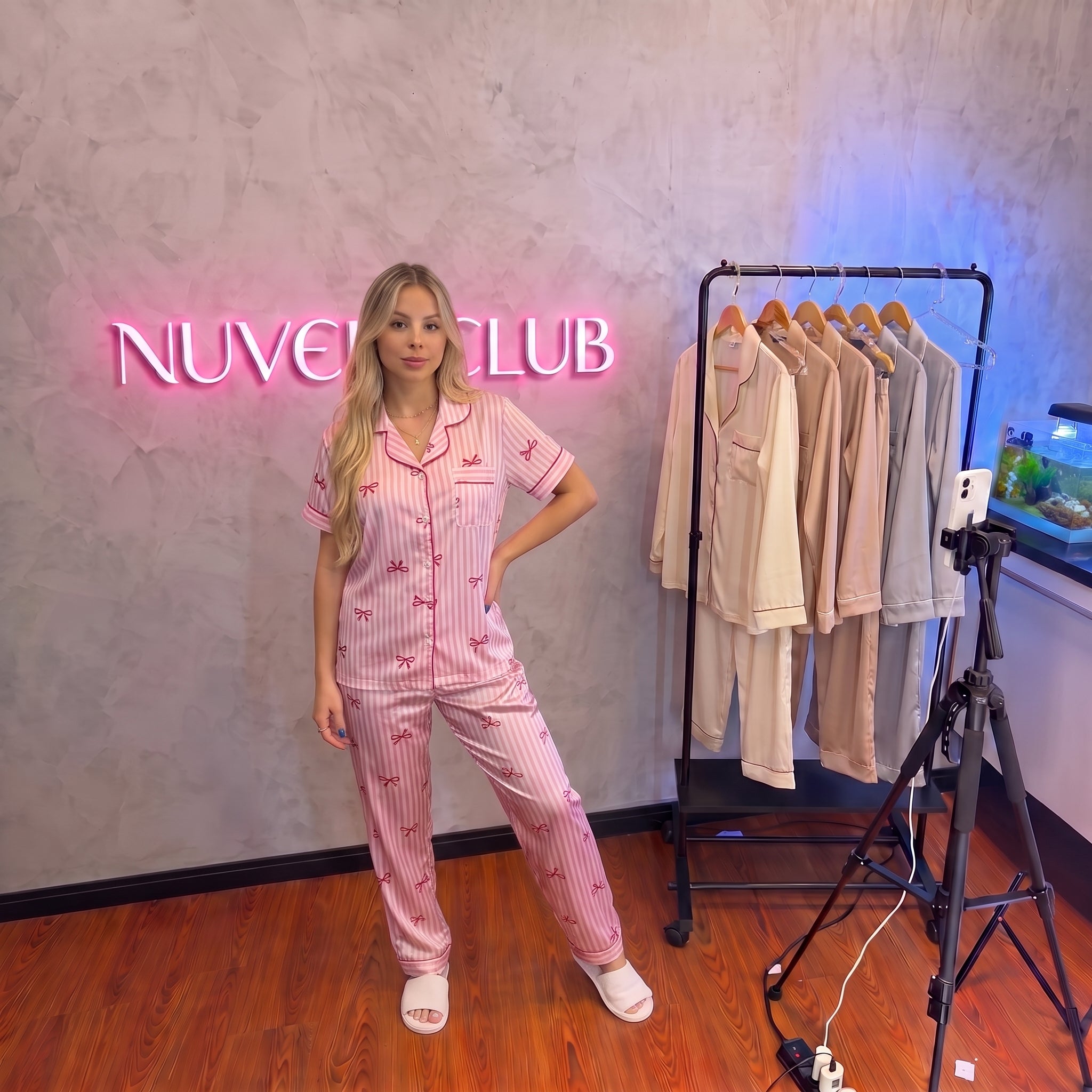 Dream Adore Conjunto de Pijama Feminino com Gravata Borboleta Listrada de Seda Falsa e Manga Curta